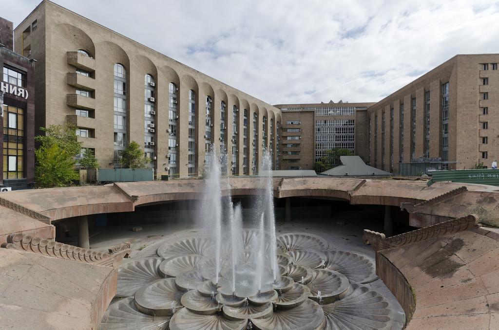 Apartment On Republic Square 耶烈万 外观 照片